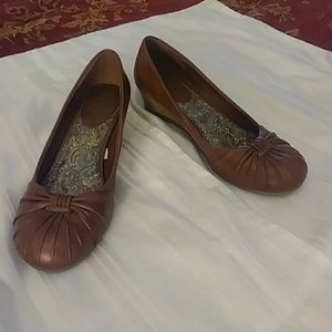 Small wedge dress shoes